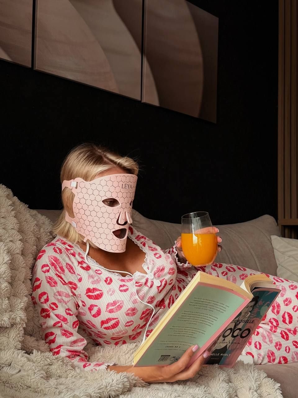 Relaks z maską, książką i sokiem
